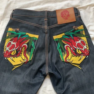NYSKICK! Ed hardy jeans!! Y2k - Världens coolaste y2k jeans. Ed hardy jeans från 90-talet, köpta i new york. Köptes oanvända på tradera  och jag har använt de 2 gånger så känslan av nya jeans är ftf kvar. Storlek 30! Extremt snyggt broderi på bakfickorna, kompletta. 
