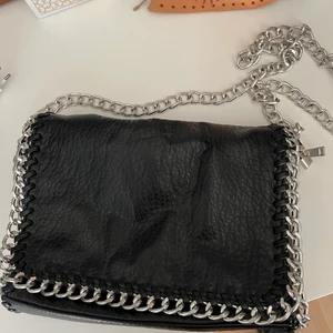 Stella McCartney likande väska - Stella McCartney likande väska i mellan storleken. Använd ett del så där av lite rosé färg på de delar man ser på andra bilden men absolut inget man tänker på. Priset kan alltid diskuteras. Betalning sker alltid innan jag skickar. +frakt tillkommer❤️❤️❤️