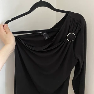 Svart topp  - Så stretchigt material! Går jättebra för både vardag och fest. Storlek S men är lite stor i storlek. Använd endast en gång! Möts i Stockholm