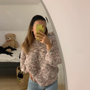 Stickad tröja - röd/vit Stickad tröja från NA-KD, knappt använd