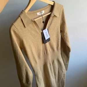 4th & reckless stickad klänning - Beige/brun stickad pennklänning. Håller om kroppen jätteskönt o markerar midjan med ett ribbbat ”bälte”. Skönt material och perfekt till hösten! 