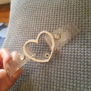 Genomskinlig choker - Genomskinlig choker med ett hjärta. Finns tre knappar så det går att reglera storleken.