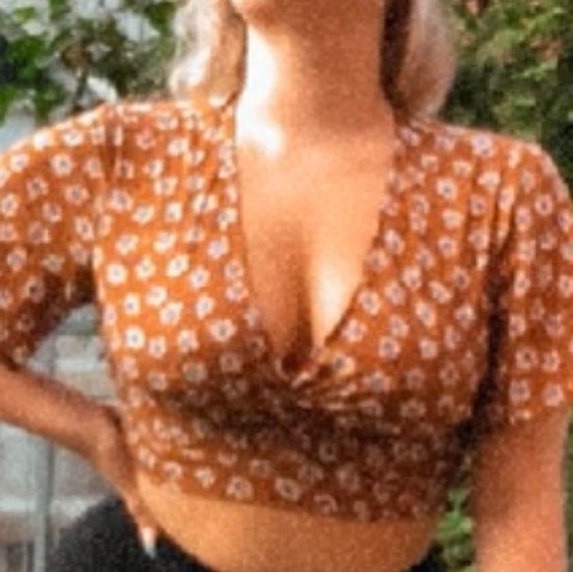 En brun lätt polyester topp med blommor