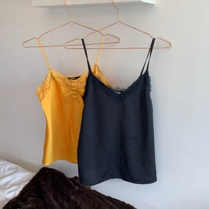 Linnen  - Säljer dessa två supersnygga linnen i mjukt glansigt tyg🧡 köp båda för 120 eller ett för 75🖤 skriv för fler bilder, frakten tillkommer