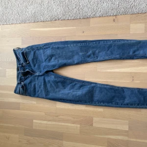 Jeans - Nelly jeans storlek M lite trasiga, syns på bilden.