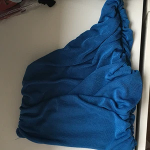 One sholder - Riktigt fin one sholder linne liknande avii super fin as bra stretch och en riktig fest topp eller bara till vardagen stolek S, frakt ingår inte❤️❤️❤️