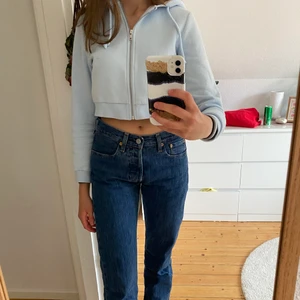 Cropped kofta Monki  - Superfin ljusblå kofta från Monki. Använd fåtal gånger. Säljer på grund av att den inte kommit till användning 💕 