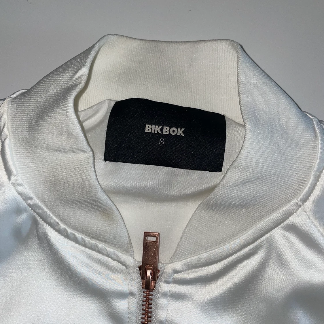 Vit bomberjacka bikbok - 91
