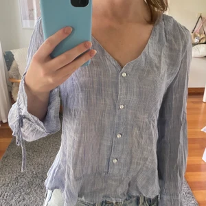 Gullig blus från mango - Fin blus från mango som är sparsamt använd. 