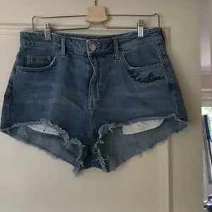 Supercoola jeansshorts med broderi fram och bak, se bild. De är ganska slitna men det är meningen, jag köpte de så.  Möts gärna upp i Stockholmsområdet men kan även frakta. Köparen står för frakt!💕