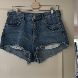Coola jeansshorts - Supercoola jeansshorts med broderi fram och bak, se bild. De är ganska slitna men det är meningen, jag köpte de så.  Möts gärna upp i Stockholmsområdet men kan även frakta. Köparen står för frakt!💕