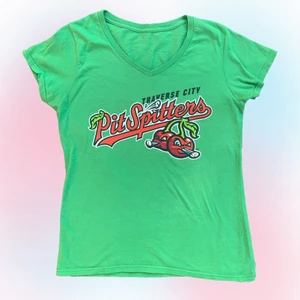 T-shirt  - Jättecool grön t-shirt med tryck. Passar bäst en storlek XS-M beroende på önskad fit. Modell är storlek XS. Skriv om funderingar och följ oss på Instagram för att få fri frakt på första köpet 💓