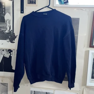Marinblå tröja  - Marinblå tröja med vit söm. Storlek M/L 