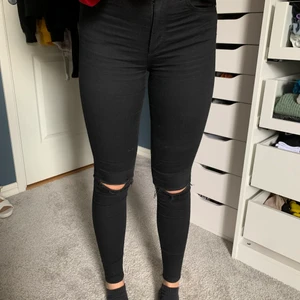 Jeans - Ett par svarta jeans från bikbok som användes en del förut 💜 de är sköna och sitter som en smäck! Kom privat för frågor💜 man har ju märkt att dom används en del av epa raggare så har du en dirtcült tröja som du vill matcha så har vi de perfekta jeansen för dig 😁😁