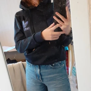 Hoodie  - Hoodie från Adidas som jag har fått av min kusin (köpt från killavdelnininigen) den är i stl S men känns mer som Xs i armarna "den är lite kort mig som är S" Lite lite nopprig men inget man märker , jätte skönt material å skit snygg, 100kr plus 70kr frakt, pris kan diskuteras, skriv privat för fler bilder😁
