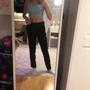 Blå spätts topp - En blå söt topp i spätts tyg. Underbart linne med en jättefin färg som sitter jättefint. Köpte det i sommar men upptäckte att jag inte använde det så mycket så det är inte så använt och är i bra skick 