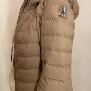 Parajumper, Cappuccino  - Parajumper dunjacka i färgen ” Cappuccino ” Ordinare pris 4200kr, säljes för 1500kr exklusive frakt. Två år gammal och även lite skadad men inget som syns utan ba inifrån. Därav säljes den billigt, Pris kan även diskuteras. 