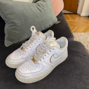 Nike Air Force guld  - Säljer mina as snygga Nike Air Force guld skor, då jag inte använder dom längre. Sinnes snygga 🔥. På den vänstra skon är dom lite trasiga på insidan, ingenting som stört mig dock. 