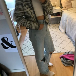 Kofta - Randig kofta med knappar. Det är en trevlig och fin kofta som har blivit lite för liten för mig så därför säljer jag den nu. Den är inye så tjock och i ett bekvämt material.