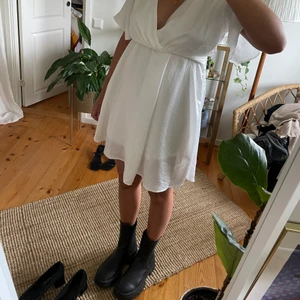 Studentklänning 🍸🍸🍸 - Asball studentklänning i satin 🌈 aldrig använd - nypris 449kr, mitt pris 299kr plus att jag bjuppar på frakt 🦋