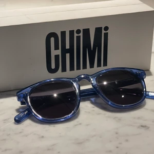 CHIMI SOLGLASÖGON #001 ACAI - Superfina och fräscha solglasögon som är helt slutsålda hos CHIMI EYEWEAR. Dem har tyvärr inte kommit till användning för mig, väldigt bra skick då de knappast används. Modell #001 ACAI med mörk glas. Kommer i orginalkartong. 