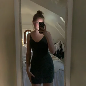 Glitter klänning  - Säljer min fina glitter klänning pga det inte används! Klänningen är i storlek 34 men funkar i 36-38 också !Kom privat gör mer info, köparen står för frakt!