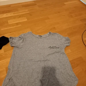 T shirt - Grå, passar löst, 1 år gammal