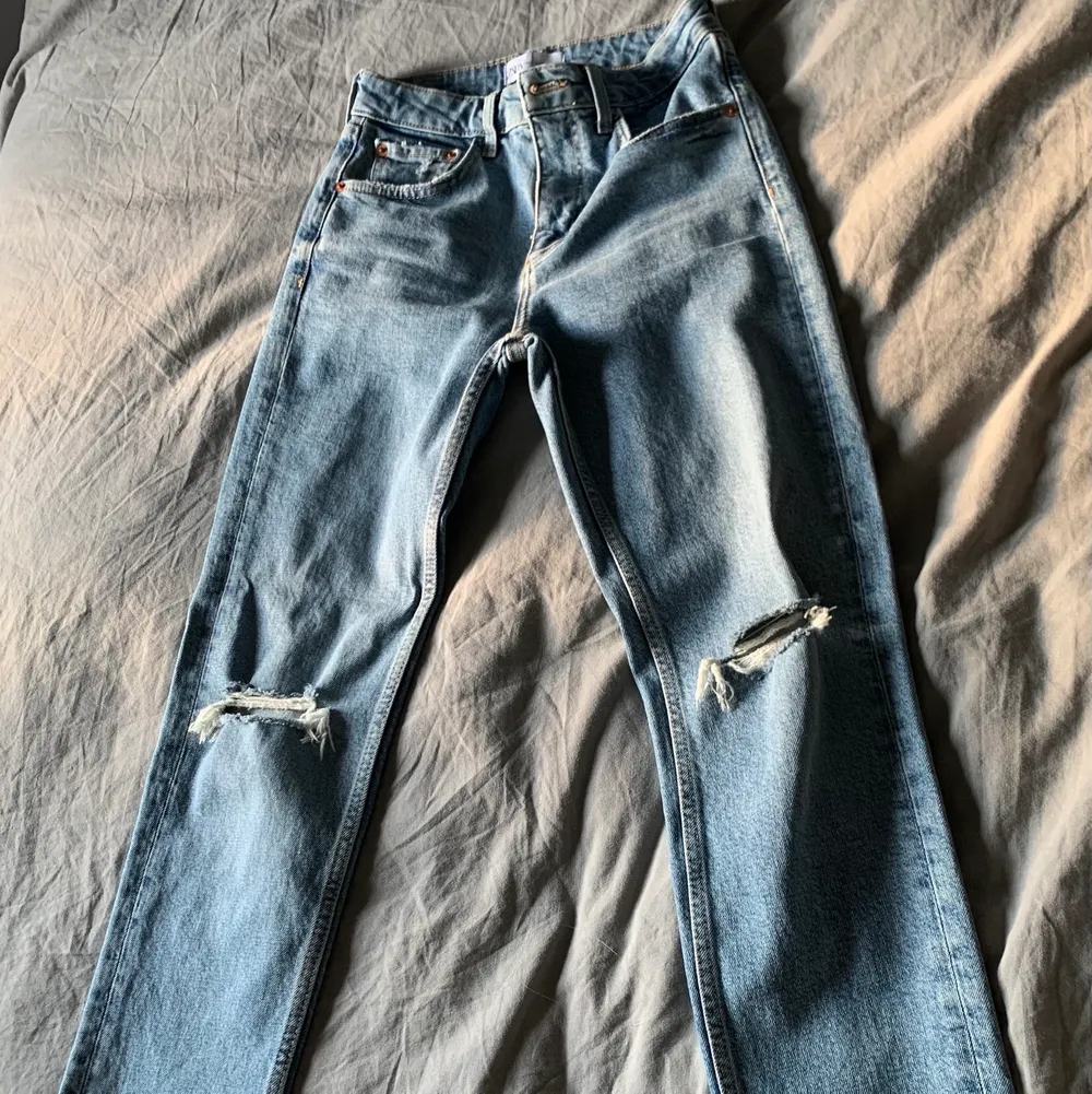 Säljer mina fina & sköna blåa Zara jeans, knappt använda och ser ut som nyskick💕storlek 34, vid frågor & funderingar skicka ett meddelande! De är för små för mig därför jag säljer de💘. Jeans & Byxor.