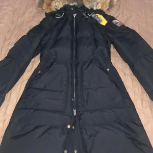 Parajumper longbear S - Parajumper jacka long bear. Storlek S. Använd men som ny och inga skador! Jackan är kemtvättad. Pris diskuteras vid snabb affär. Byter även mot samma jacka fast storlek M