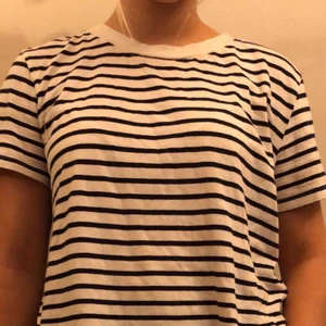 Randig tröja - En jättefin randig tröja älskar verkligen den man den kommer aldrig till andvändning. Den är från zara. Köptes för ca 120kr kommer inte riktigt ihåg. Den är i storlek L men den sitter perfekt på mig å jag har vandligtvis str s