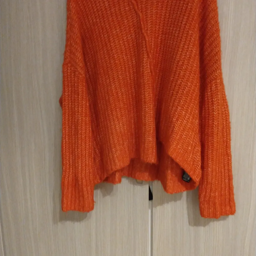 Jättemysig stickad tröja från Zara. Lite oversized (för stl. S) och samtidigt väldigt luftig. En fin orange färg som passar bra till hösten. 🥰. Stickat.