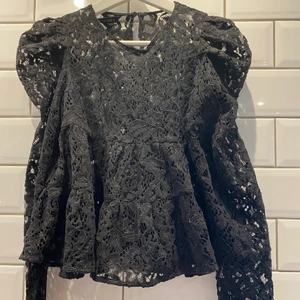 Zara topp - Säljer denna zara topp pga fel storlek, därav sparsamt använd. Köpt för ca 2 år sedan så går inte längre att köpa i butik. Köparen står för frakt. Storlek S. 100kr eller bud.