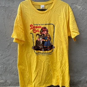 T-shirt tryck retro design XL oversize  - Fantastisk T-shirt med tryck, endast använd en gång och tvättad. Sitter som en XL dam på mig som är normal medium dam