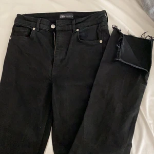 Zara jeans  - Dessa slutsålda jeans från Zara! Säljer dessa pågrund av för långa för mig. Dessa är i storlek 36 men funkar även på 34. Inte alls använda så dessa är i bra skick❤️