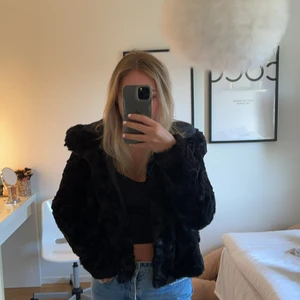 Pälsjacka - Säljer denna mysiga pälsjacka (inte äkta päls) som är perfekt för de kallare tiderna som är påväg nu💞💞💞  
