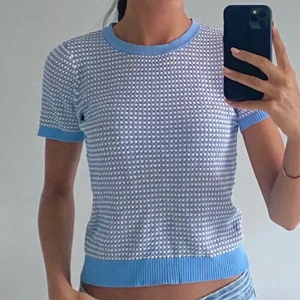 Zara topp - Säljer denna as snygga trendiga tröjan från zara som jag köpte på plick för några månader sen, jag har aldrig använt den och därför säljer jag vidare den, den är verkligen skitsnygg men jag har 2 likadana i andra färger så denna har glömts av. Den är stretchig och passar nog allt mellan xs-m/l. Bilderna är från den förra säljaren 💕💕🤩 jag köpte den för 330kr tror jag