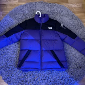the north face jacka lila  - Jag säljer min lila the north face jacka!!! Den är i storlek XL men skulle mera säga en oversize L. Den är andvänd ca 2 gånger men är i nyskick. Skriv för mer bilder 💞💞