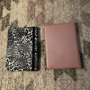 iPad fodral  - Säljer två helt oanvända ipadfodral . Dom är endast provade men passade dock inte, Rosé färgade är för en iPad 4 2020 10,9 tum.  Och om jag inte minns helt fel så är leopardfärgade iPad Air 9,7 tum.  100kr st