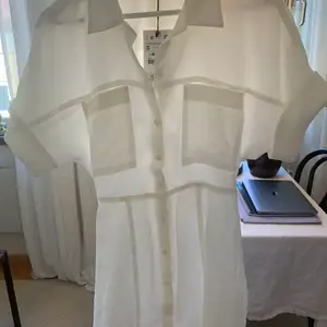 Oanvänd, vit kort klänning med markerad midja, superfin men tyvärr kom den inte till användning, storlek S