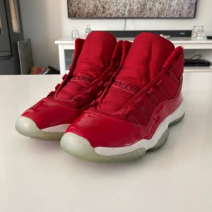 Jordan 11 Win Like 96 - Säljer nu min Jordan 11 då jag vuxit ur de. De är använda och har ingen box. De är lite slitna men funkar perfekt. Storlek EUR 38,5. US 6Y . Det går att pruta!
