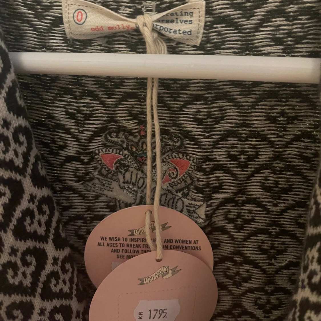 Odd Molly kofta, svartvit med rosa band. - 90