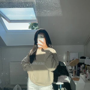 Sweater NAKD - Sweater från NAKD i beige. Storlek M. Superfin!! Bud tas emot från 50kr. Frakt tillkommer💗