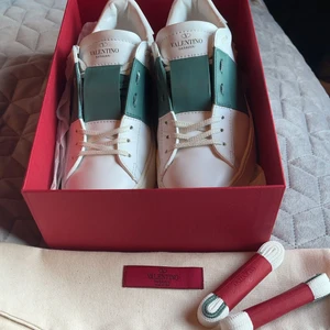 Valentino skor - Köpte nyligen ett par Valentino skor som tyvärr var för stora för mig(jag brukar ha 38)😔 dom är knappt använda vilket syns på bilderna😊