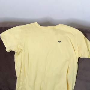 Lacoste T-shirt i storlek M, väldigt bra skick och är otroligt snygg. Säljer för 100 kr. 