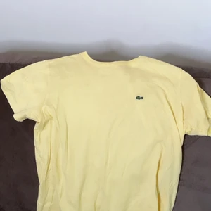 Lacoste T-shirt  - Lacoste T-shirt i storlek M, väldigt bra skick och är otroligt snygg. Säljer för 100 kr. 