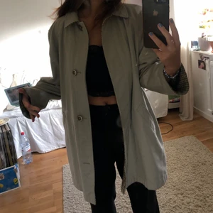 Kappa/jacka  - Köpt på second hand ny men aldrig fått användning för den! Man kan vränga den ut o in och använda den på båda håll. Det är ganska stor på mig som är en M och 165 cm lång. Fråga om du vill ha mer bilder eller info! 