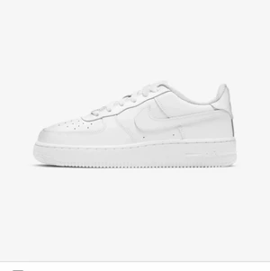 Nike air force 1 - Efter garderobsrensning hittade jag ett par nästan helt nya af1. Min syster köpte de 2018 och har använt de bara någon enstaka gång (syns endast lite på sulan att de är använda). Har tyvärr inte kvar lådan! Skriv om ni vill ha bilder på dem så löser jag de!