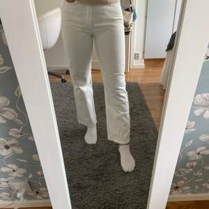 Vita jeans från Weekday i modellen row, storlek W29 L30. Väldigt bra skick