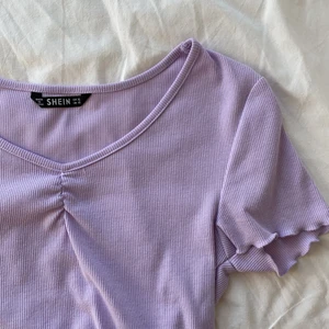 Supersöt topp! - Säljer nu denna 1 gång använda toppen! Den är ribbad är i en supersöt lila pastell färg! Storlek xs men väldigt stretchig! 45:- inkl frakt!