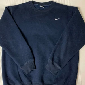 Marinblå Nike sweatshirt  - Marinblå Nike sweatshirt som är i väldigt fint skick, frakt tillkommer:)